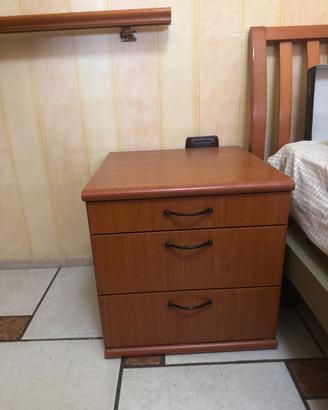 Comodino in legno con 3 cassetti
