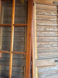 Porta-finestra in legno da restaurare