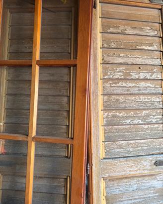 Porta-finestra in legno da restaurare