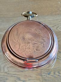 Vecchio posacenere in rame con incisioni