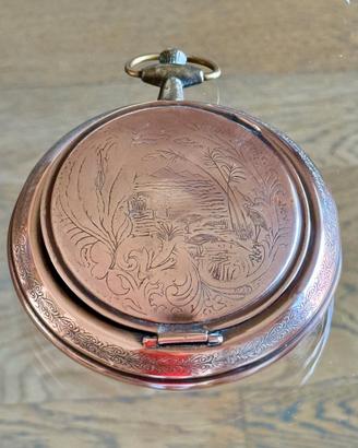 Vecchio posacenere in rame con incisioni