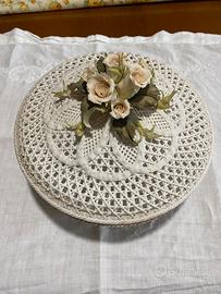 Cestino con coperchio infiorato.