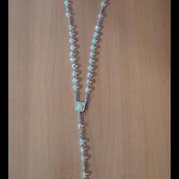 Collana rosario con pietre iridescenti 