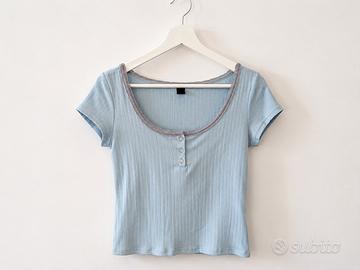 Maglietta azzurra a costine con pizzo