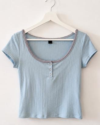 Maglietta azzurra a costine con pizzo