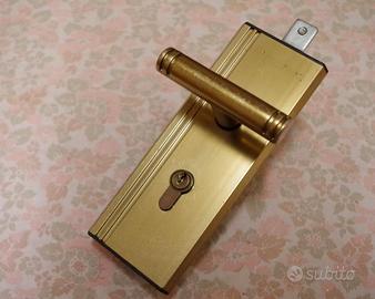 Serratura per portone basculante