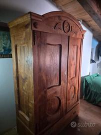 Armadio antico in legno massiccio