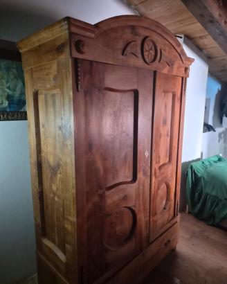 Armadio antico in legno massiccio