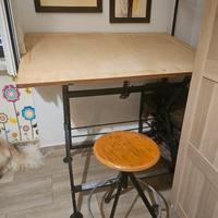 tavolo da disegno con sgabello