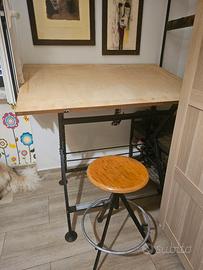 tavolo da disegno con sgabello