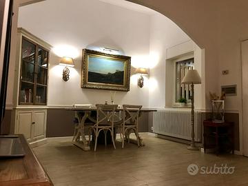 Tavolo con sedie + vetrina +credenza + lampade