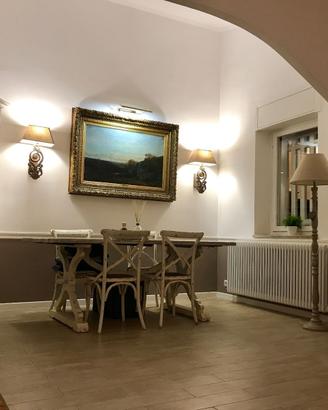 Tavolo con sedie + vetrina +credenza + lampade