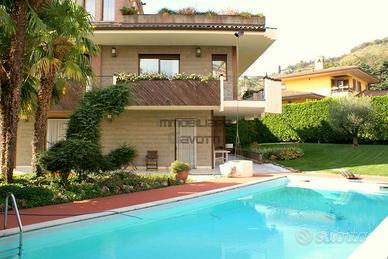 Villa di 700 m² con più di 5 locali e box auto dop