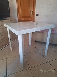 Tavolo bianco in plastica