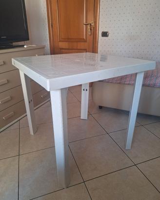 Tavolo bianco in plastica
