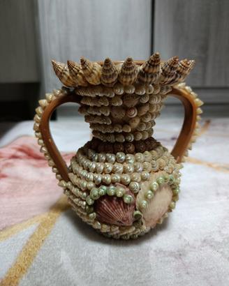 Vaso con conchiglie 