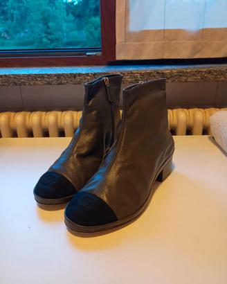 Stivaletto grigio Chanel con punta morbida