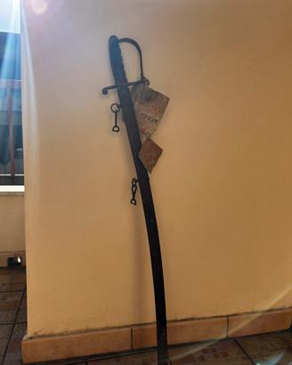 Spada antica con fodero in metallo