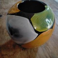 piccolo vaso nero giallo verde  in vetro soffiato 
