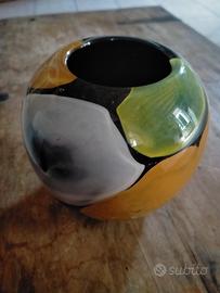 piccolo vaso nero giallo verde  in vetro soffiato 