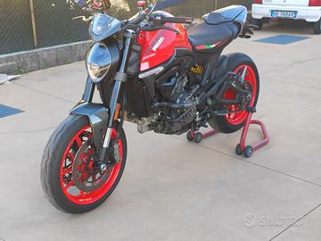 moto ducati Monster 937