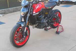 moto ducati Monster 937
