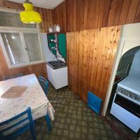 Tavolo in legno e 4 sedie di colore blu