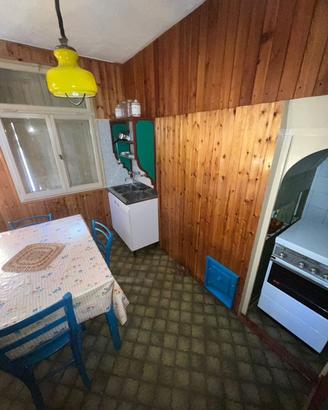 Tavolo in legno e 4 sedie di colore blu