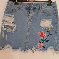 minigonna di jeans con strappi e motivo floreale