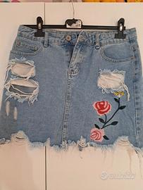 minigonna di jeans con strappi e motivo floreale