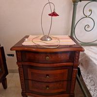 camera da letto in legno con letto in ferro 