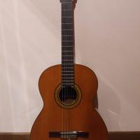 Chitarra classica, custodia e accessori
