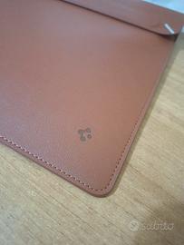 Custodia pelle Spigen per notebook 15/16