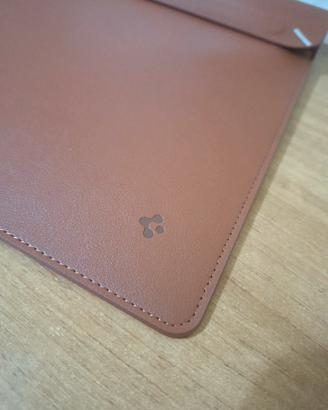 Custodia pelle Spigen per notebook 15/16