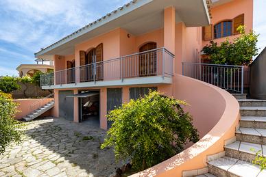 Villa singola trilivelli con garage e giardino