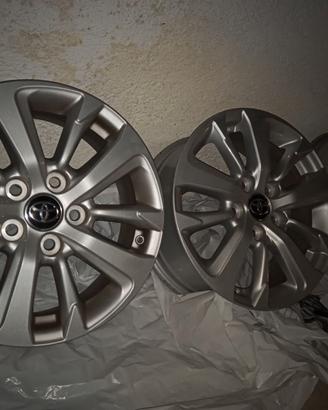 4 cerchi lega toyota yaris cross r16