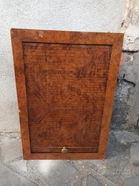 Antica bacheca con serranda