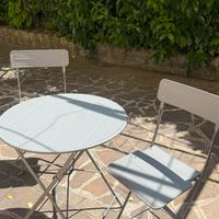 Tavolo e sedie da giardino