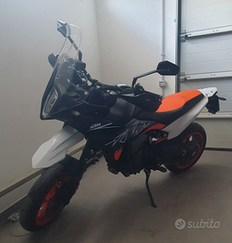 Ktm 890 smt anno 2024