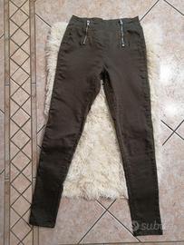 Pantalone donna modello skinny con cerniere.