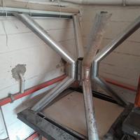 Tavolo da pranzo rotondo con basamento in acciaio 