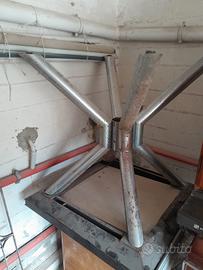 Tavolo da pranzo rotondo con basamento in acciaio 