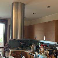 Cucina con elettrodomestici