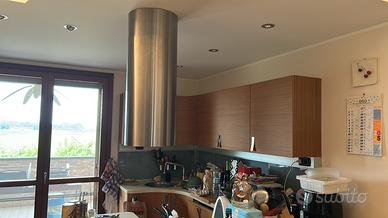 Cucina con elettrodomestici