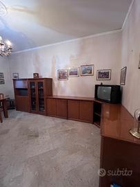 Mobilio parete attrezzata e tavolo e sedie