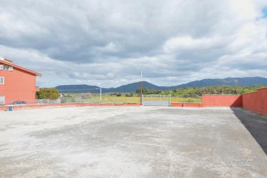 Terreno per deposito o attivita' espositive