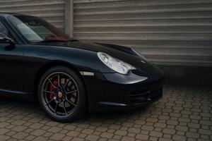 Porsche 911 996 carrera 2 - nero su rosso cartier