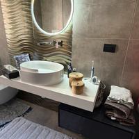 Mobile bagno completo di specchio e lavandino