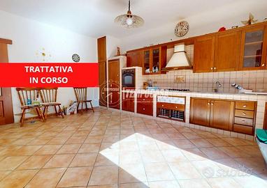 Interessante abitazione con doppio patio.
