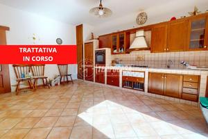 Interessante abitazione con doppio patio.